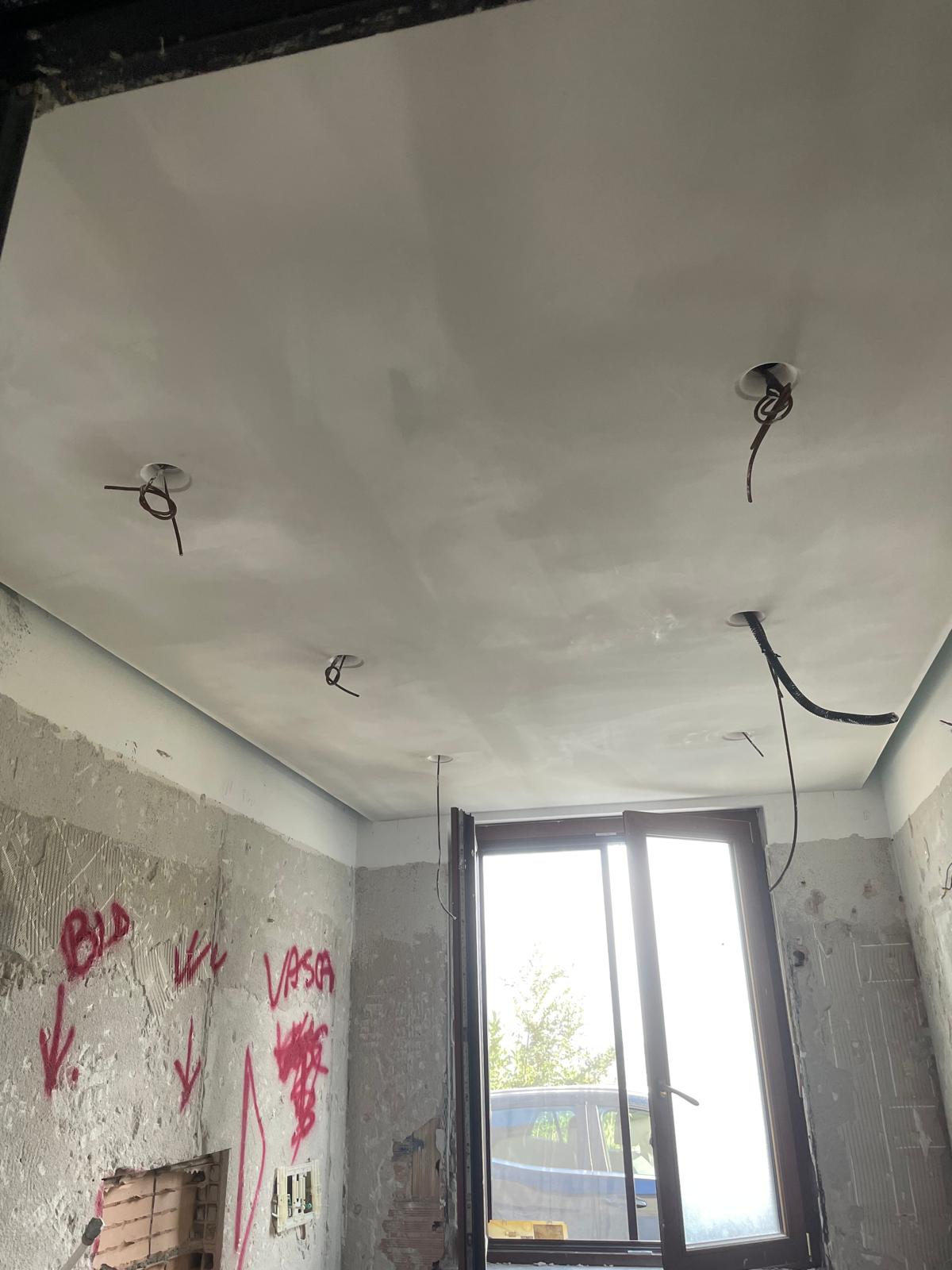 Controsoffitto in cartongesso in fase di realizzazione con punti luce predisposti