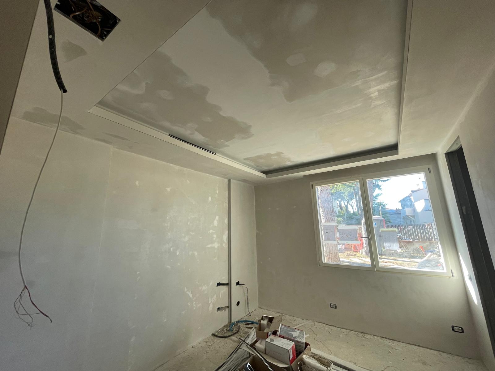 Controsoffitto in cartongesso in fase di finitura in ambiente interno