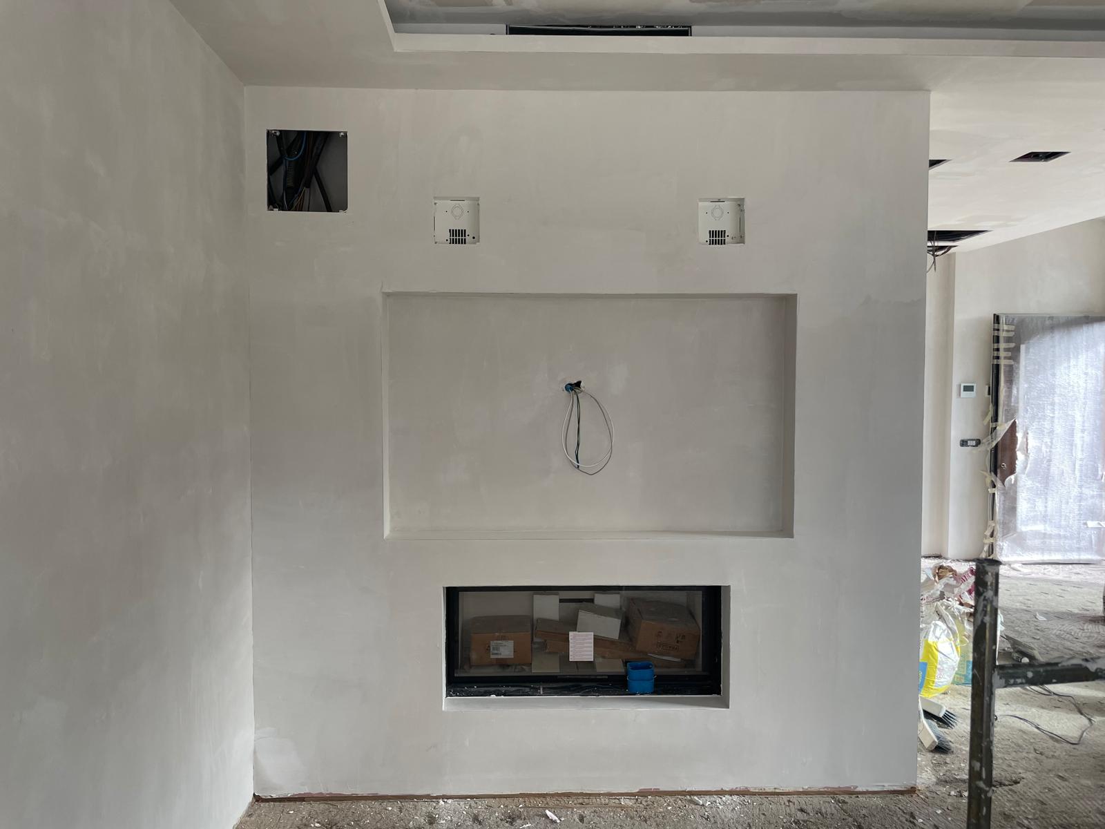 Parete in cartongesso con nicchia tecnica per zona living