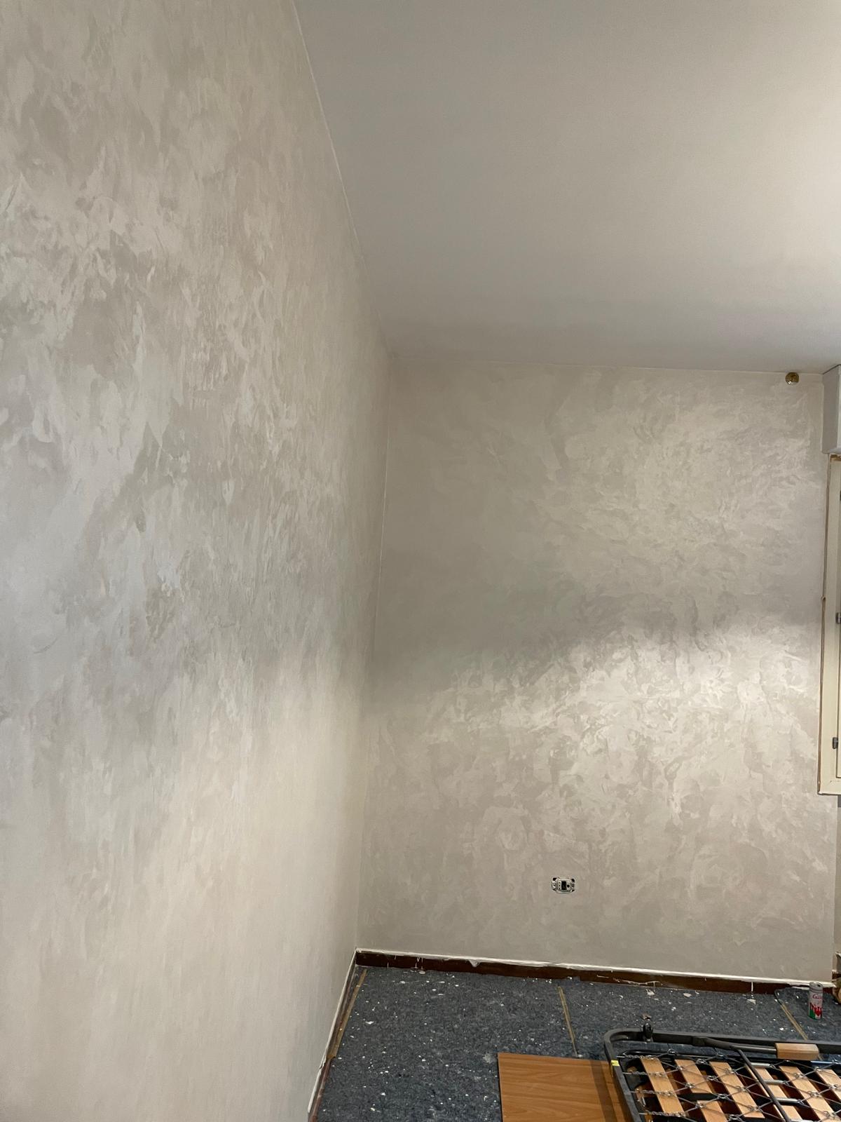 Pareti interne con finitura decorativa chiara e texture materica