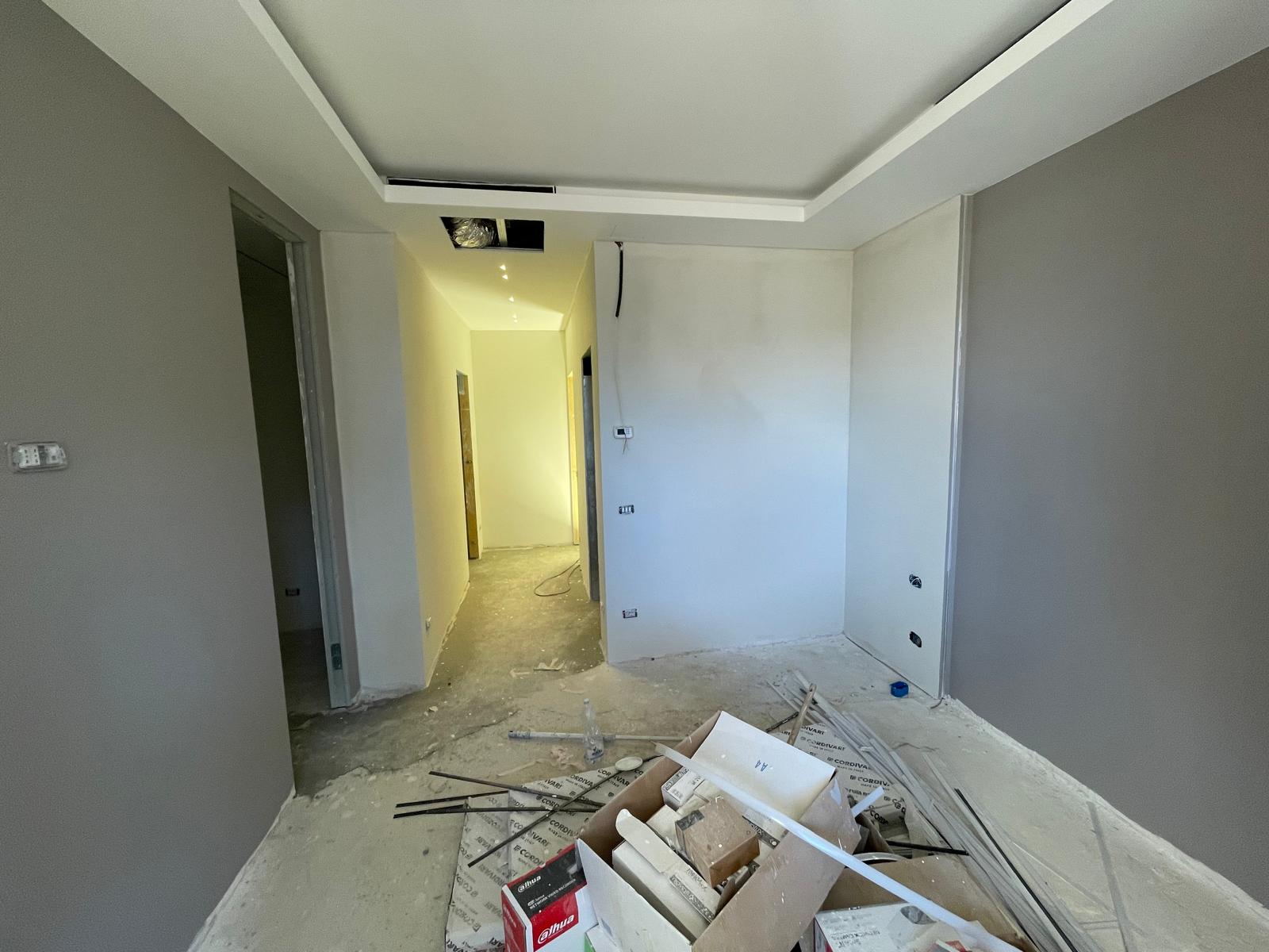 Ambiente interno con cartongesso e pareti rasate in lavorazione